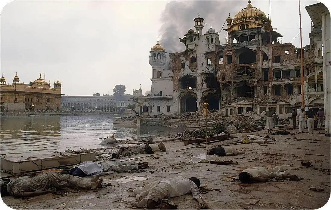 Aamage at the Akal Takht after the battle